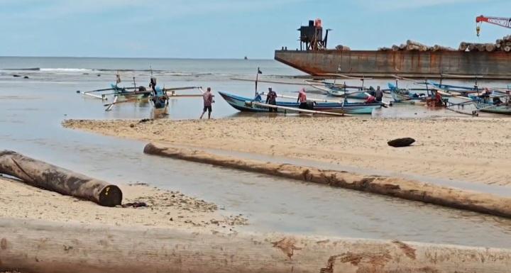 Sebulan Terdampar, Tongkang dan Gelondongan Kayu di Tanjung Setia Ganggu Aktivitas Nelayan